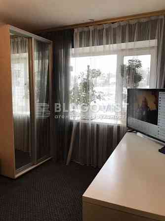 Продам 2 комнатную Кирилловская , 117 м "Почайна" 10 минут Київ