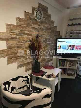 Продам 2 комнатную Кирилловская , 117 м "Почайна" 10 минут Київ