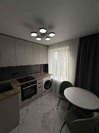 Двохкімнатна на середньому поверсі з ремонтом 