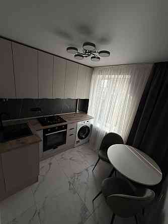 Двохкімнатна на середньому поверсі з ремонтом 