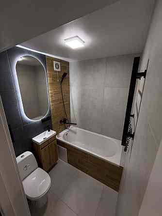 Двохкімнатна на середньому поверсі з ремонтом 