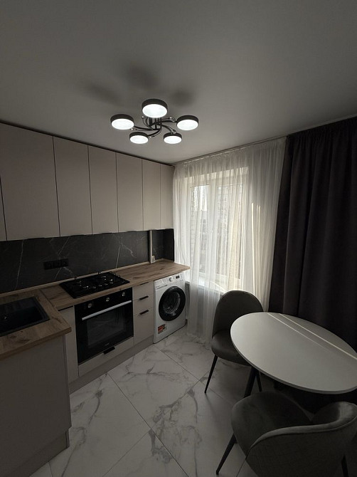 Двохкімнатна на середньому поверсі з ремонтом  - зображення 2