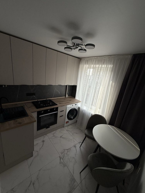 Двохкімнатна на середньому поверсі з ремонтом  - зображення 6