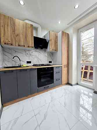 ПЕРША ЗДАЧА! ТЦ Майдан! (КУХНЯ-СТУДІЯ+ 2 СПАЛЬНІ), все нове, роб.місце Чернівці