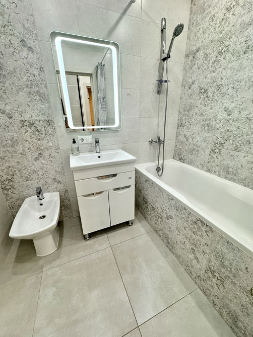 Вільна кв в новобудові,до центру 15 хв ходьби, ліжко,диван,кондиціонер Львів - зображення 7