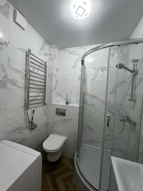 Студія з сучасним ремонтом в будинку бізнес класу Буча - зображення 6