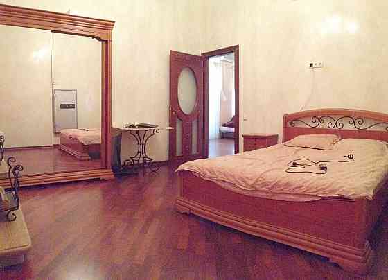 центр метро Печерск ул Щорса 33 3х квартира Київ