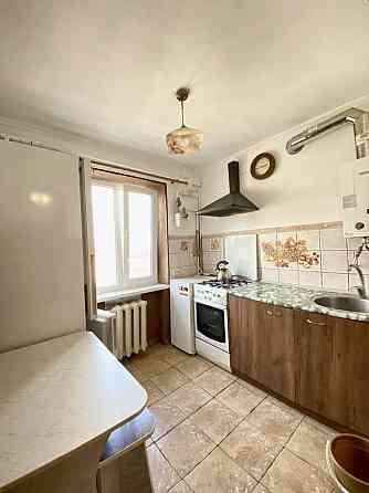 Здам 2х кімнатну, ПРОСПЕКТ-ГОЛОВНА, ЗАСКЛЕНИЙ БАЛКОН, комірка, вільна! Чернівці