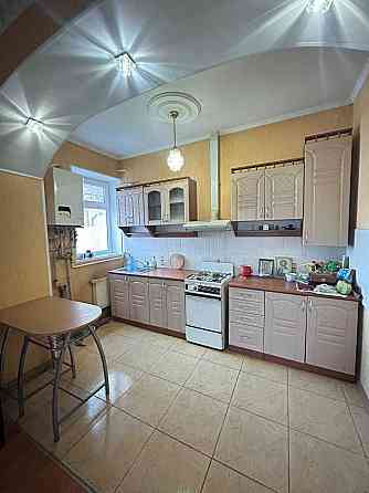 Продам простору квартиру на землі з гаражем в Малиновському районі Одеса