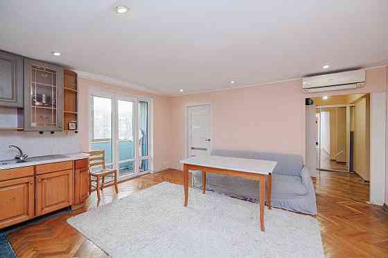 Продам 3к. квартиру возле метро Печерская 2 мин., бульв. Л.Украинки 28 Киев