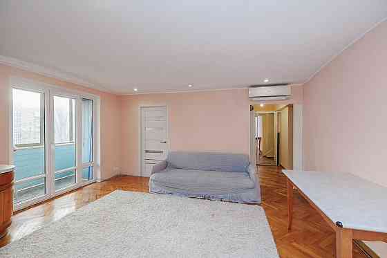 Продам 3к. квартиру возле метро Печерская 2 мин., бульв. Л.Украинки 28 Киев