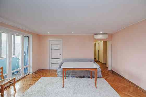 Продам 3к. квартиру возле метро Печерская 2 мин., бульв. Л.Украинки 28 Киев