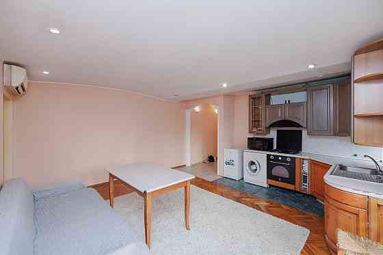 Продам 3к. квартиру возле метро Печерская 2 мин., бульв. Л.Украинки 28 Киев