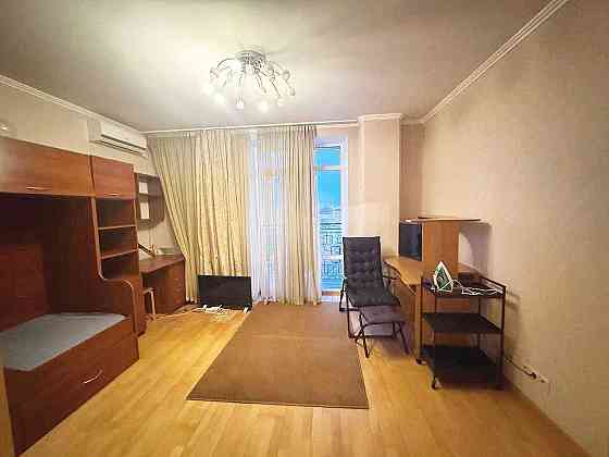 Метро Шулявська та скоросний трамвай пішки.Можна з маленькою собачкою Киев