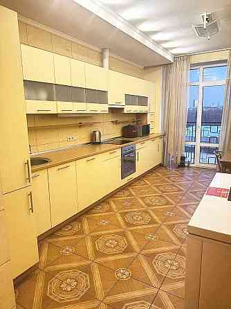 Метро Шулявська та скоросний трамвай пішки.Можна з маленькою собачкою Киев