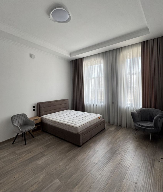 Продається простора 2-х кімнатна квартира, площа Філармонії Черновцы - изображение 1