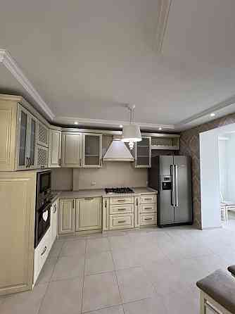 Квартира з коморою в обжитій новобудові з ремонтом та меблями Ивано-Франковск