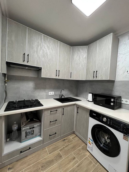 проспект Незалежності – стильна двокімнатна, покращене планування Черновцы - изображение 1