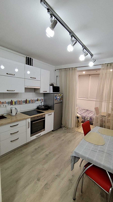 Радужный. 38 м. Ремонт. Мебель. Балкон 4 м с кроватью Лиманка - изображение 1