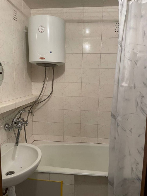 Продам чудову двохкімнатну ( по факту 3 кімнати ) в центрі міста Бровари - зображення 4