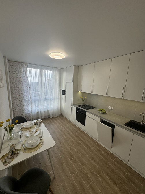 Однокімнатна квартира з дорогим ремонтом в ЦЕНТРІ міста Буча - изображение 1