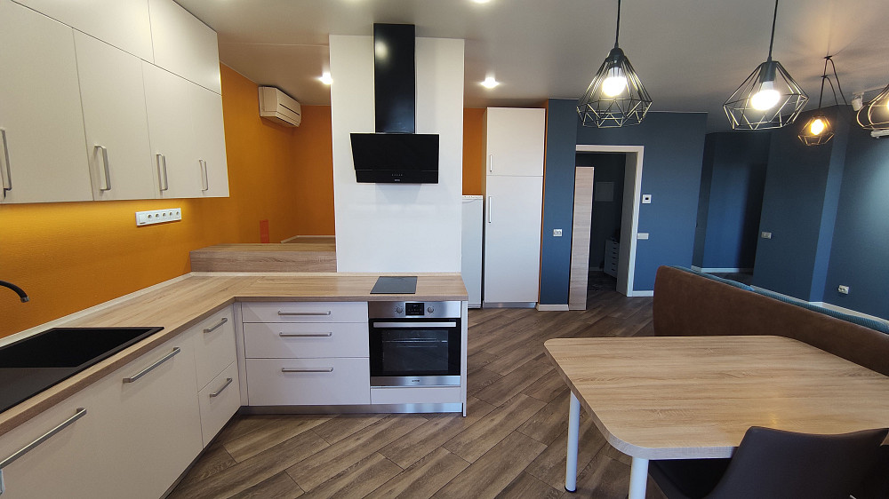 Без комісії. Дизайнерська трьошка в центрі Ірпеня. Ірпінь - зображення 1