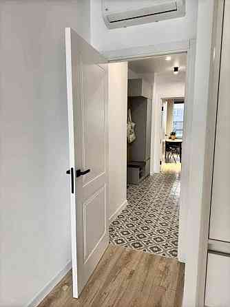 Простора квартира з меблями і технікою в новобудові Львів