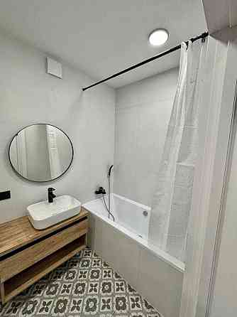 Простора квартира з меблями і технікою в новобудові Львів