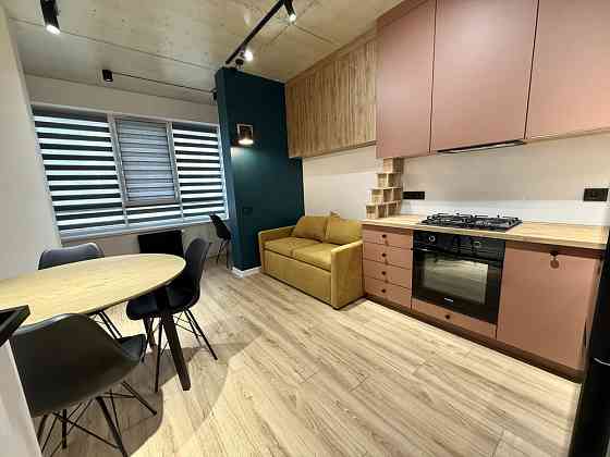 Простора квартира з меблями і технікою в новобудові Львів