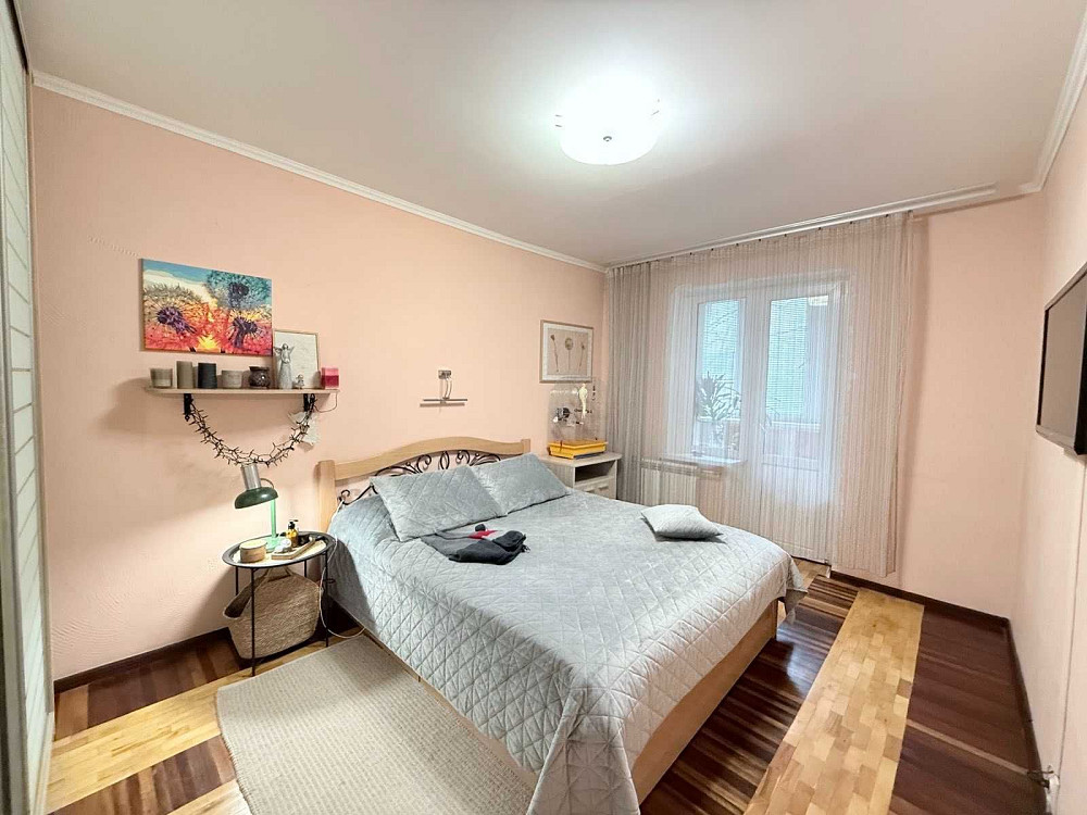 Простора 2-кімнатна квартира, Київ на Драгоманова, 5, Дарницький район Київ - зображення 1