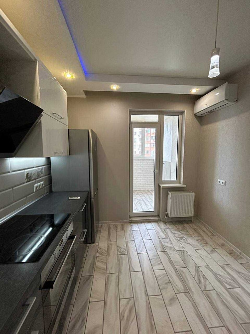 Нова простора квартира з ремонтом на Таірова Лиманка - изображение 2