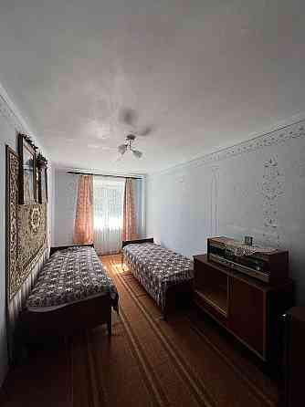 Трикімнатна з панорамними краєвидами: вигідна ціна і зручна локація! Надвірна