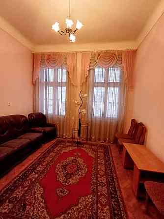 Продам три кімнатну квартиру. Центр Чернівці