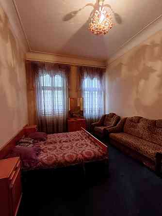 Продам три кімнатну квартиру. Центр Чернівці