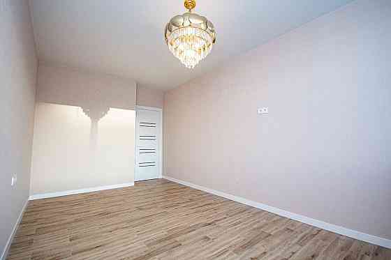 Продається 1 км.кв! Варшавскій 3!Всеволода Змієнка 34/21! Киев