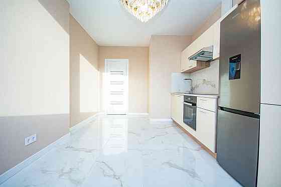 Продається 1 км.кв! Варшавскій 3!Всеволода Змієнка 34/21! Киев