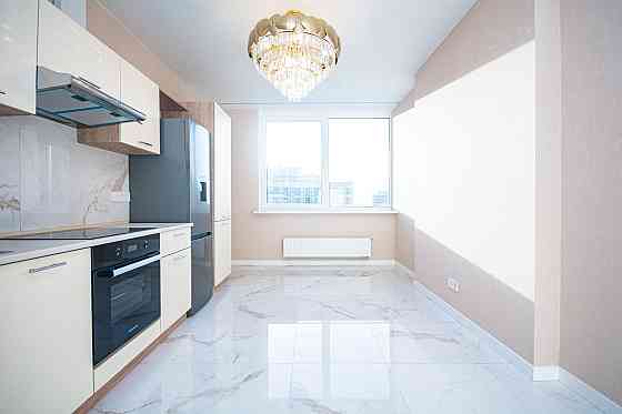 Продається 1 км.кв! Варшавскій 3!Всеволода Змієнка 34/21! Киев