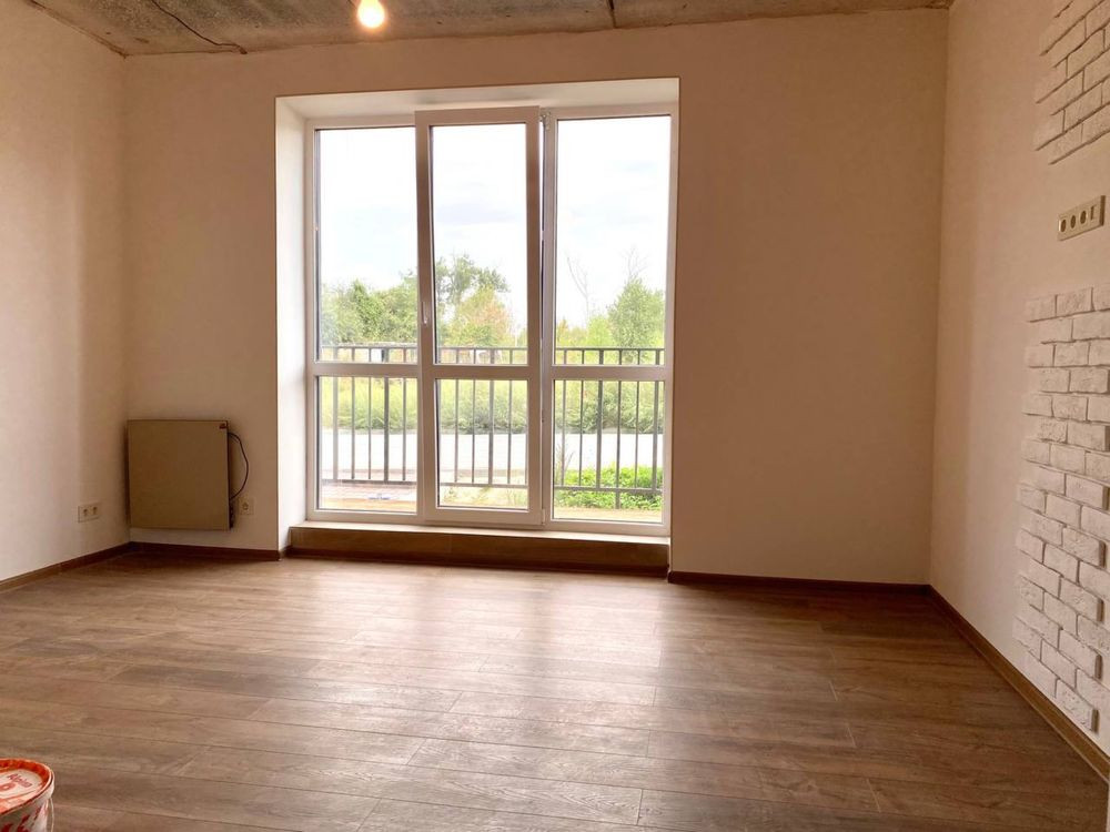 Продам велику квартиру - студію з ремонтом Гостомель - изображение 2