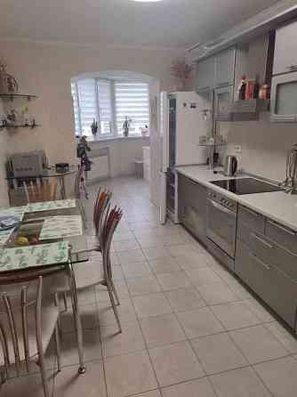 Оренда 3-х кім квартири 93м 7-й поверх метро Харківська Киев