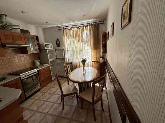 Продам 2 комнатную квартиру сталинку в центре города район металлургич Кривой Рог