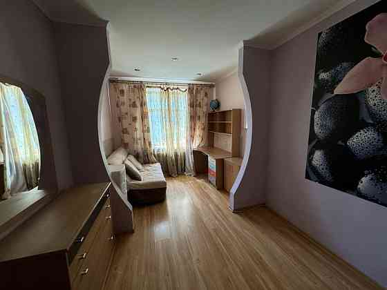 Продам 2 комнатную квартиру сталинку в центре города район металлургич Кривой Рог