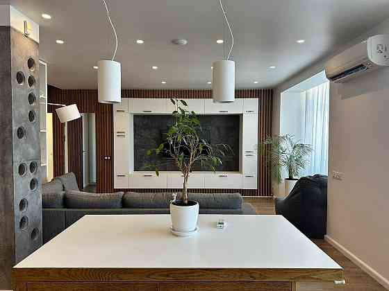 Продаж квартири з дизайнерським ремонтом в новобудові, вул. Угорська. Львов