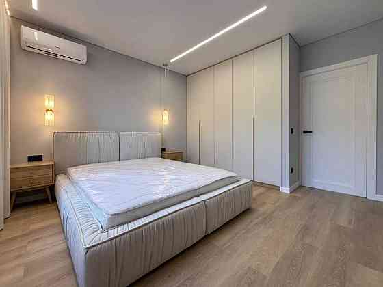 Стильна двійка в новобудові біля міського озера! Крихівці