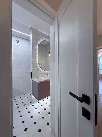 Стильна двійка в новобудові біля міського озера! Крихівці