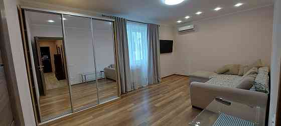 Здається 2х кімн.квартира 70м.кв. без КОМІСІЇ (метро Червоний хутір) Киев