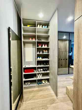 Продається 2-кімнатна квартира, метро Лівобережна Київ