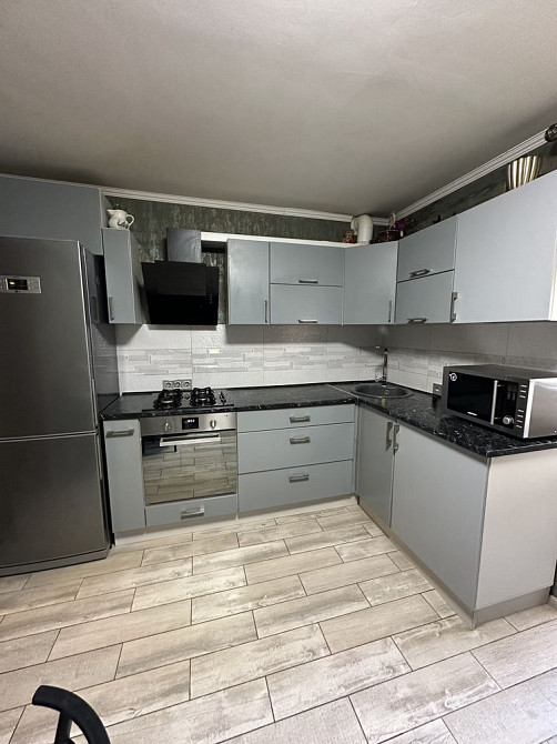 Двокімнатна з ремонтом у центрі міста! Три балкони! 75 м2. Мін.податки Ирпень - изображение 2