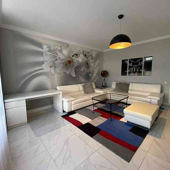 Оренда 2-к квартири 77м2 поруч Шевченка (+прибирання раз на місяць) Львов