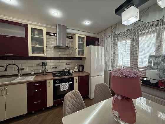 Продаж трьохкімнатної квартири в центрі міста. Васильківське