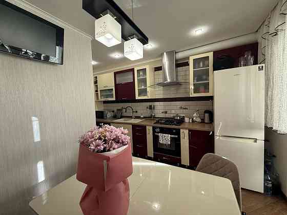 Продаж трьохкімнатної квартири в центрі міста. Васильківське